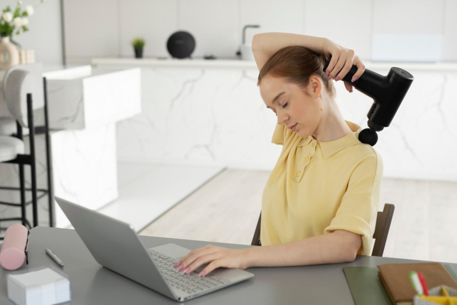 Professionnel travaillant sur son ordinateur portable dans un environnement moderne